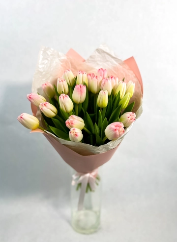 Букет из 25 тюльпанов в оформлении от интернет-магазина цветов в 