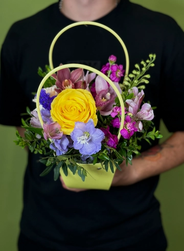 Композиция в сумочке «Симфония цвета» от интернет-магазина цветов в 