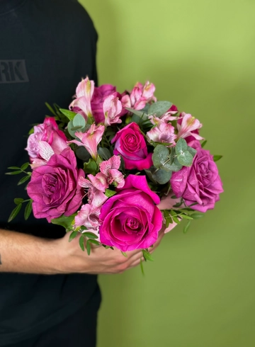 Композиция в шляпной коробке «Малиновый десерт» от интернет-магазина цветов в 